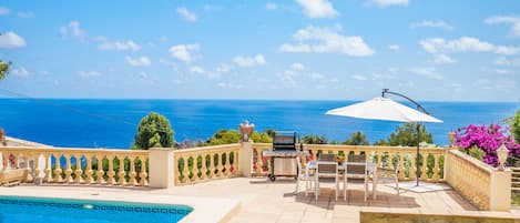 Una piscina al aire libre, una piscina climatizada