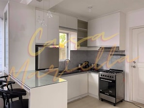 Kühlschrank, Wasserkocher mit Kaffee-/Teezubehör, Wasserkocher, Toaster