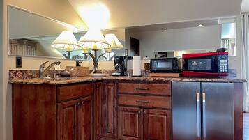 Micro-ondes, cafetiĂšre/bouilloire, grille-pain