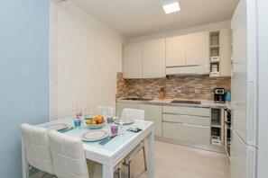 Fridge, oven, dishwasher, coffee/tea maker