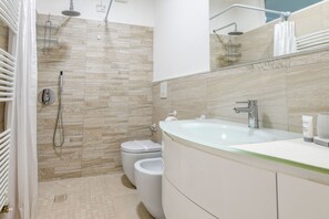 Shower, hair dryer, towels - My Desenzano Holiday Apartment (Desenzano del Garda)