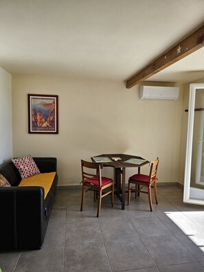 Dining - Dans LE CAP Corse,rez-de-chaussee DE Villa, Jardin Privatif, VUE Mer/ Montagne (Sisco)
