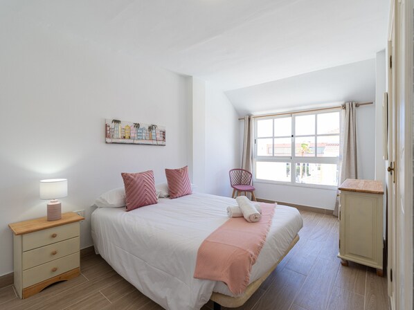 1 dormitorio, tabla de planchar con plancha, wifi gratis y ropa de cama