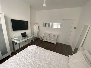 3 bedrooms, iron/ironing board, free WiFi, bed sheets