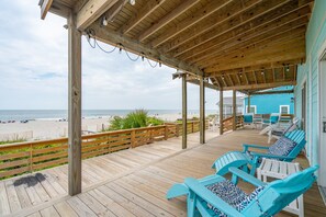 Terrace/patio - Oceanfront Luxury Home with Large Deck & Direct Beach Access - No Egrets (Folly Beach)