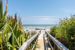 On the beach - Oceanfront Luxury Home with Large Deck & Direct Beach Access - No Egrets (Folly Beach)