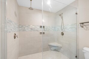 Combined shower/bathtub, hair dryer, towels - Oceanfront Luxury Home with Large Deck & Direct Beach Access - No Egrets (Folly Beach)