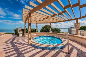 Outdoor spa tub - Casa 'Nature Abounds' (St Petersburg)
