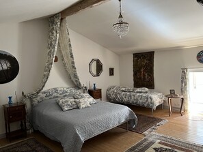 5 bedrooms, iron/ironing board, free WiFi, bed sheets