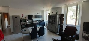 Réfrigérateur, micro-ondes, four, plaque de cuisson