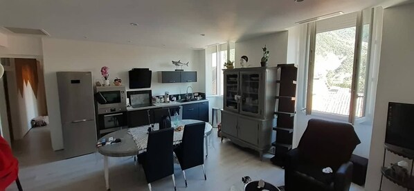 冰箱、微波炉、烤箱、炉灶