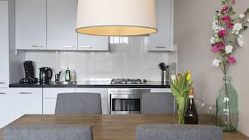 Fridge, microwave, stovetop, dishwasher