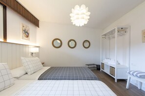 8 slaapkamers, een strijkplank/strijkijzer, reisbedje, gratis wifi