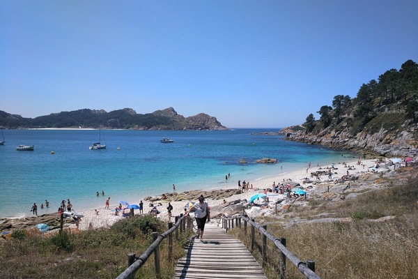 Ubicación cercana a la playa y tumbonas