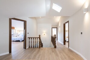8 slaapkamers, een strijkplank/strijkijzer, reisbedje, gratis wifi
