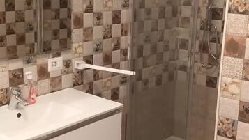 Douche, bidet, serviettes fournies, papier toilette