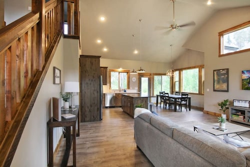 Relax in Style | Chic Home w/ Hot Tub + Mountain Views
