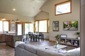 Smart TV, fireplace - Relax in Style | Chic Home w/ Hot Tub + Mountain Views (Donnelly)