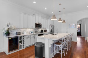 Ovn, kokeplater, oppvaskmaskin og brødrister