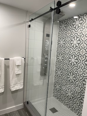 Doccia, asciugacapelli, asciugamani, sapone