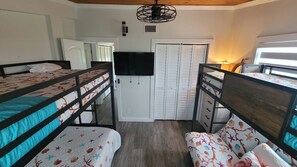 3 habitaciones, caja de seguridad en la habitación y escritorio 