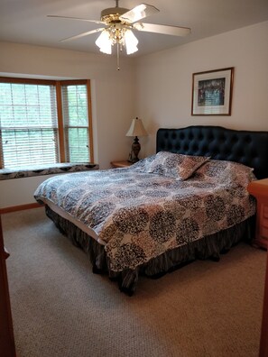 3 bedrooms, desk, iron/ironing board, free WiFi - Mountain Retreat (Brevard)