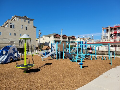 North Wildwood Beach Block 1 bdrm with Pool.