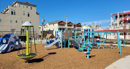 North Wildwood Beach Block 1 bdrm with Pool.