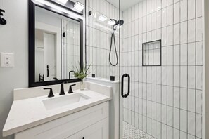 Combined shower/tub, hair dryer, towels