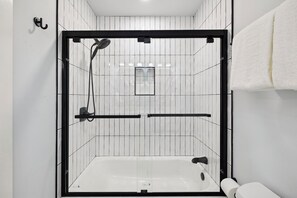 Ensemble douche/baignoire, sèche-cheveux, serviettes fournies