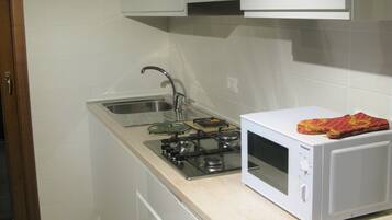 Frigorifero, microonde, piano cottura, lavastoviglie