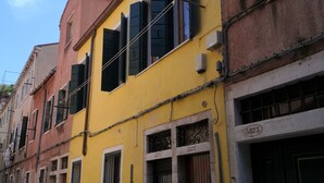Una hilera de edificios con números en las puertas, una farola y un cielo despejado.
