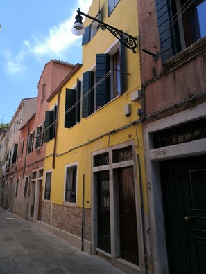 Exterior detail - Ca' della Fontanella: central, quiet, private courtyard, 2 WC, AC, Wi-Fi (Venezia)