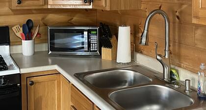 Cabin 1 Roody's Black Bear Cabins- Trail access from camp