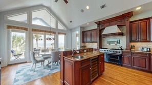 ثلاجة، ميكروويف، ماكينة لصنع القهوة/الشاي، محمصة خبز