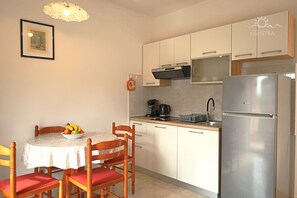 Fridge, stovetop, coffee/tea maker, cookware/dishes/utensils