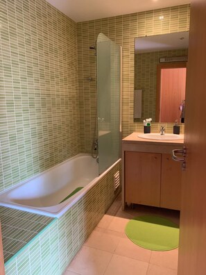 Ducha y bañera combinadas, secador de pelo, bidé y toallas