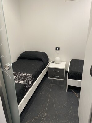 2 bedrooms, desk, soundproofing, iron/ironing board - Case Vacanze Donna Ina (Palermo)