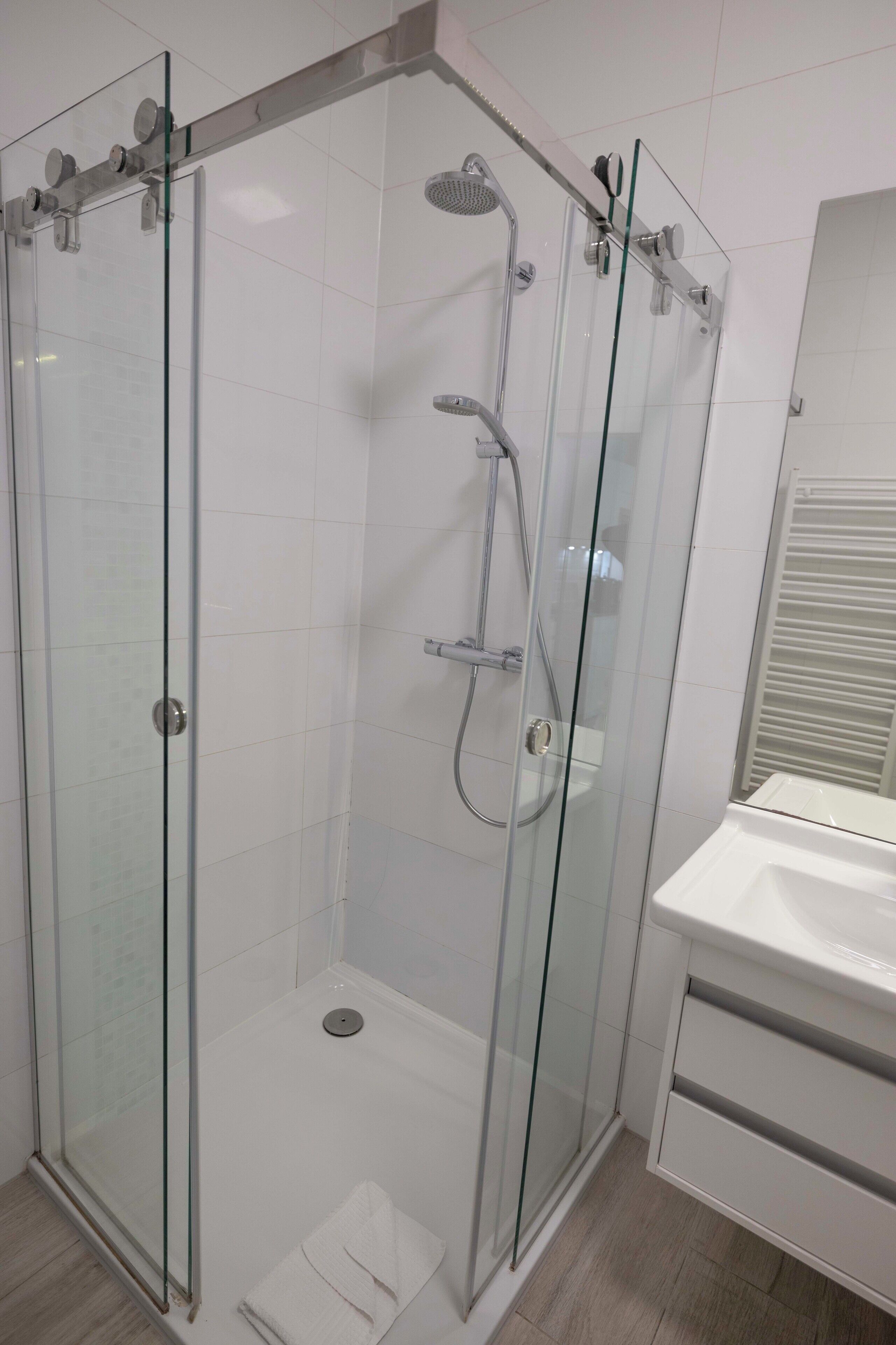 Apartment | Bathroom | Shower, towels