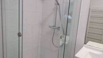 Apartment | Bathroom | Shower, towels