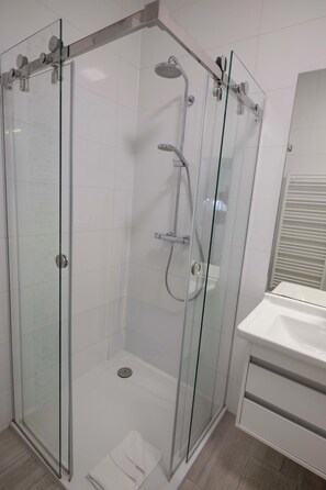 Apartamento | Banheiro | Chuveiro, toalhas de banho