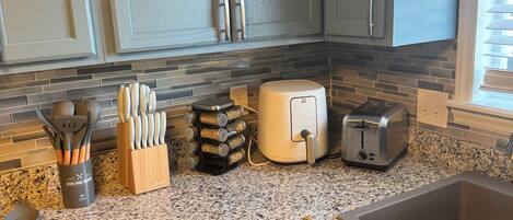 Microondas, horno, parrilla de estufa y cafetera y tetera