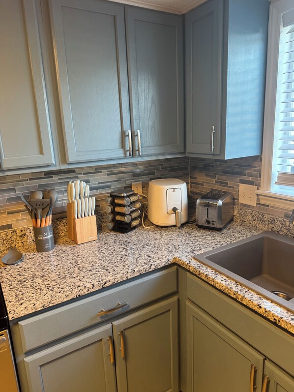 Microwave, oven, stovetop, coffee/tea maker