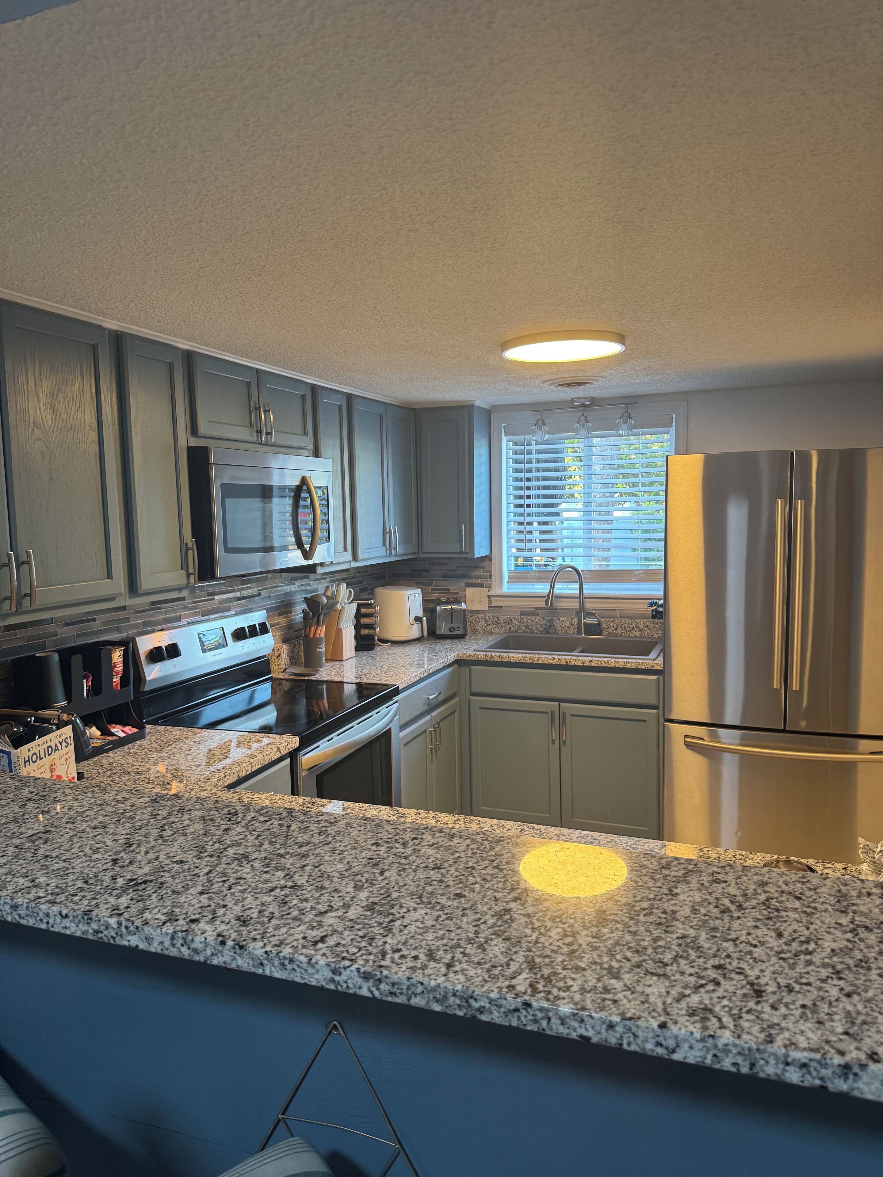 Mikrobølgeovn, ovn, kokeplater og kaffetrakter/tekoker