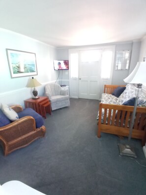 Fernseher, DVD-Player, Bücher