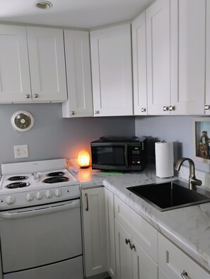 Fridge, microwave, oven, stovetop - Just  a 2 minute walk to the Atlantic Ocean!
 (Surf City)