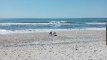 Plage à proximité, chaises longues