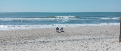 Strand | Vlak bij het strand, ligstoelen aan het strand