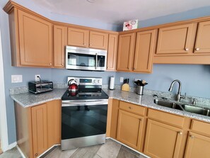 Kjøleskap, mikrobølgeovn, ovn og kokeplater