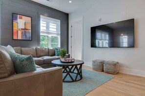 Televisión y oficina 